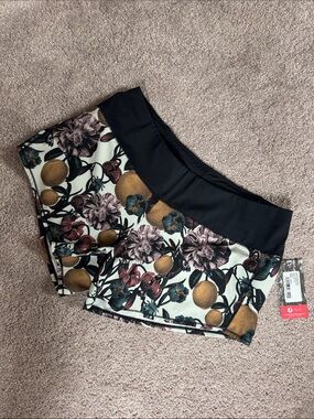 NWT Oiselle Roga shorts 8 Firenze print